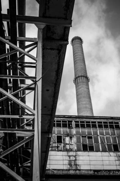 Eine Vertikale Graustufenaufnahme Einer Alten Fabrik — Stockfoto