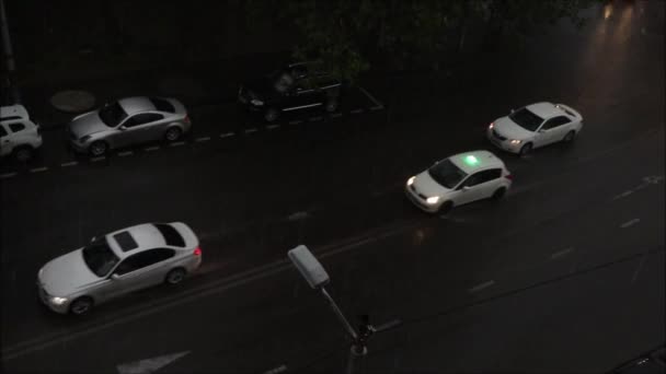 雨の中の道路交通の高い角度のビュー — ストック動画