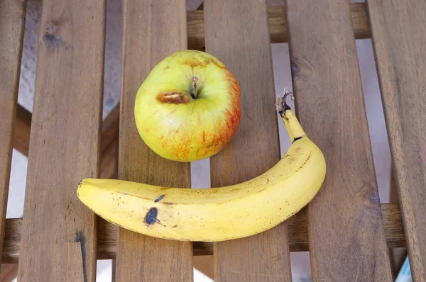 Detailní Záběr Čerstvého Banánu Jablka Dřevěném Pozadí — Stock fotografie