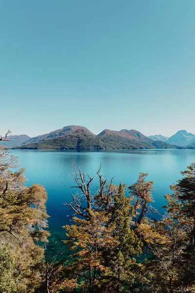 Eine Wunderschöne Landschaft Mit Einem See Und Bäumen Vor Dem — Stockfoto
