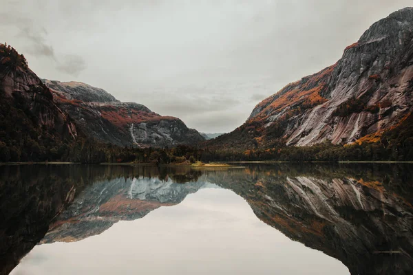 Mesmerizing Shot Mountains Reflected Sea Autumn — Stockfoto