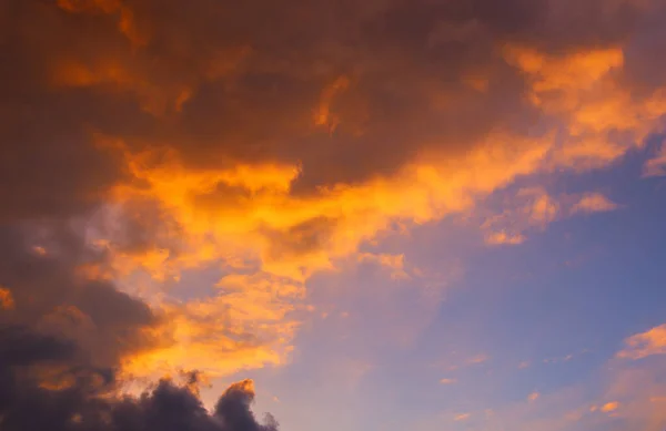 Malebný Pohled Krásnou Zapadající Oblohu Oranžovými Mraky Obzoru — Stock fotografie