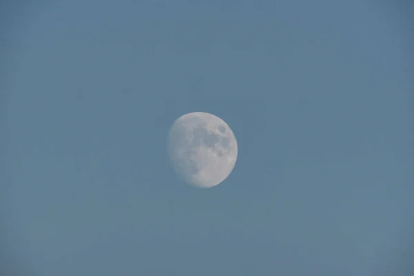 Closeup Shot Moon Blue Bright Sky — Φωτογραφία Αρχείου