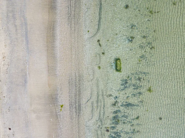 Una Vista Superior Del Agua Junto Una Playa Arena Durante —  Fotos de Stock