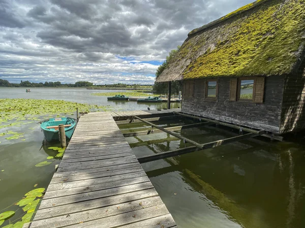 Pequena Uma Casa Barco Romântica Com Barco Lago Com Lírios — Fotografia de Stock