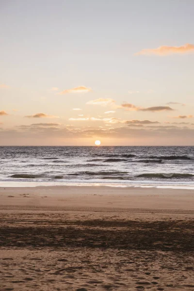 Pionowy Rzut Pięknego Zachodu Słońca Nad Oceanem Piaszczystą Plażą — Zdjęcie stockowe