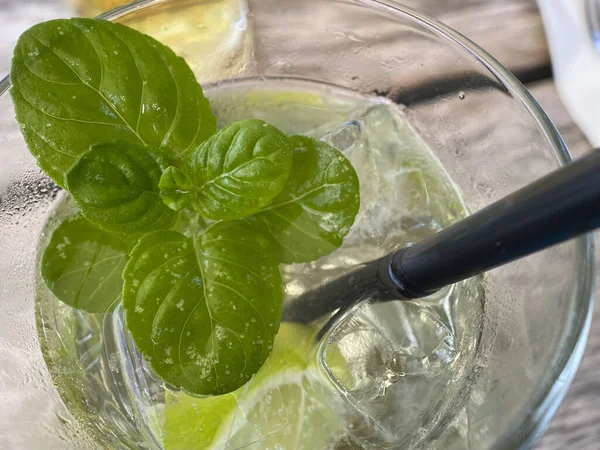 Hugo Cocktail Mit Minze Stroh Limette Und Eiswürfeln Erfrischung Sommer — Stockfoto