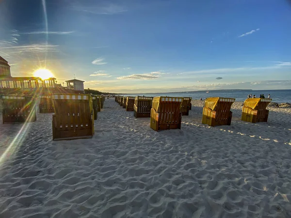 Német Strand Székek Állni Naplementében Egy Homokos Strandon — Stock Fotó