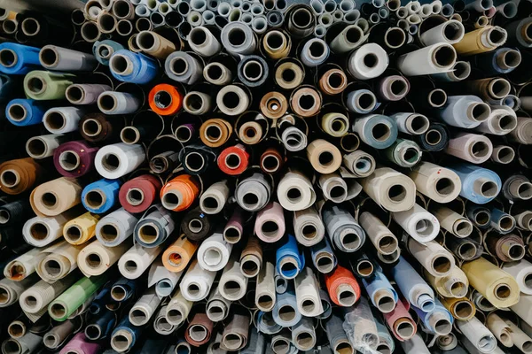 Zbliżenie Rolek Kolorowych Materiałów Włókienniczych Tkanin Rolet Fabryce — Zdjęcie stockowe