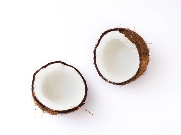 Zbliżenie Kokosa Przeciętego Pół Odizolowanego Białym Tle — Zdjęcie stockowe