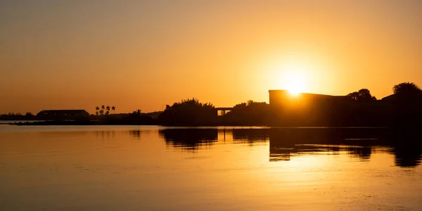 Hermoso Cielo Espectacular Atardecer Sobre Lago Con Silueta Edificios Árboles — Foto de Stock