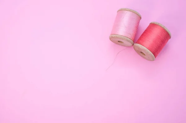 Closeup Red Pink Sewing Threads Isolated Pink Background Free Space — 스톡 사진