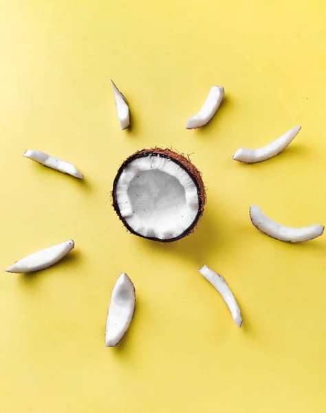 Tiro Vertical Pedaços Coco Cortados Formando Sol Isolado Fundo Amarelo — Fotografia de Stock