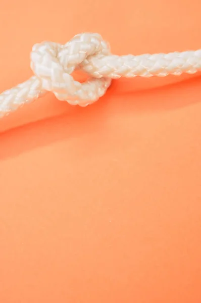 Eine Vertikale Aufnahme Eines Weißen Seils Mit Einem Knoten Isoliert — Stockfoto