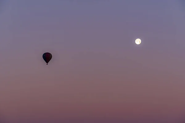 Silhouette Hot Air Balloon Flying Cappadocia Turkey Pink Sky Full — Stock Photo, Image