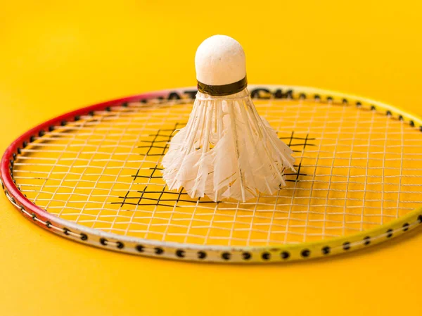 Close Badminton Uma Superfície Amarela Sob Luzes — Fotografia de Stock