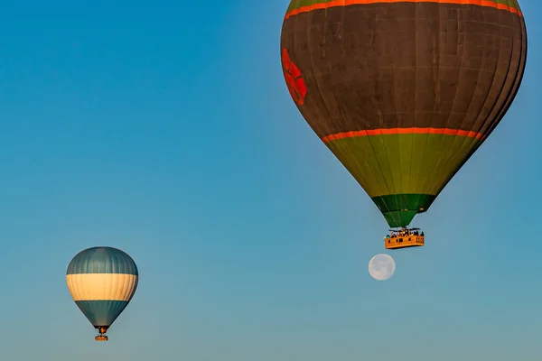 Färgglada Varmluftsballonger Flyger Över Kappadokien Regionen Turkiet Blå Himmel Med — Stockfoto