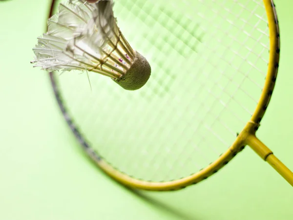 Eine Nahaufnahme Von Badminton Auf Einer Grünen Fläche Unter Den — Stockfoto