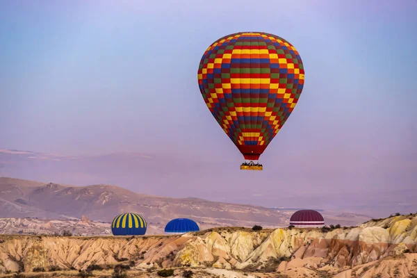 Uitzicht Kleurrijke Heteluchtballonnen Die Cappadocië Turkije Vliegen Een Blauwe Roze — Stockfoto