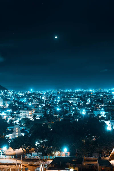 Gece Gökyüzünün Altında Şehrin Işıklarının Dikey Görüntüsü — Stok fotoğraf