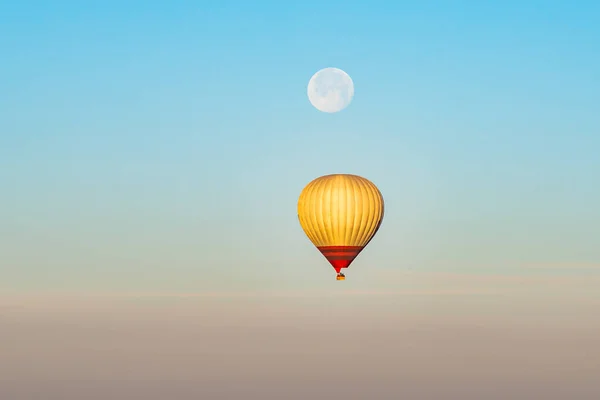 Πολύχρωμο Αερόστατο Που Πετά Πάνω Από Την Περιοχή Της Καππαδοκίας — Φωτογραφία Αρχείου