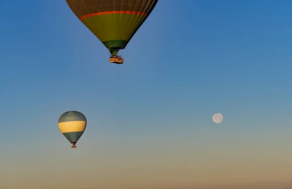 Balões Coloridos Quente Sobrevoando Região Capadócia Turquia Céu Azul Com — Fotografia de Stock