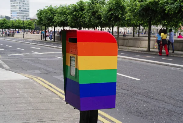 ダブリン アイルランド 6月29 2019 ダブリンLgbtqプライドのお祝い中に虹色に描かれたポストボックス — ストック写真