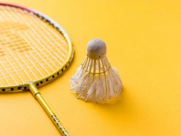 Close Badminton Uma Superfície Amarela Sob Luzes — Fotografia de Stock