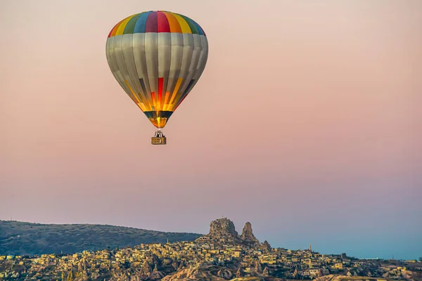 Kleurrijke Heteluchtballon Boven Cappadocië Het Kasteel Uchisar Turkije Een Orangsky — Stockfoto