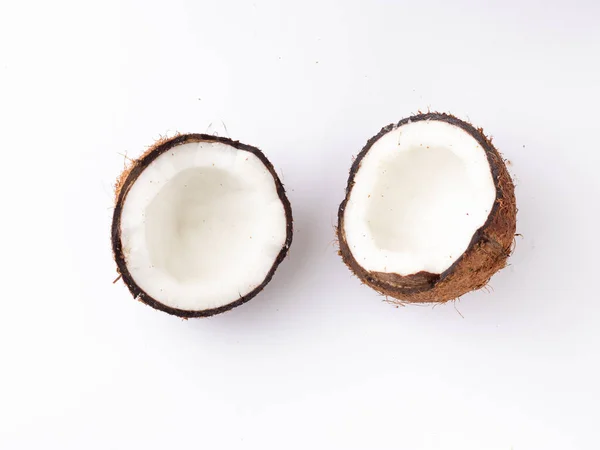 Eine Nahaufnahme Einer Halbierten Kokosnuss Isoliert Auf Weißem Hintergrund — Stockfoto