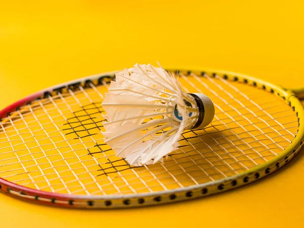 Işıkların Altında Sarı Bir Yüzey Üzerinde Badminton Yakın Çekim — Stok fotoğraf
