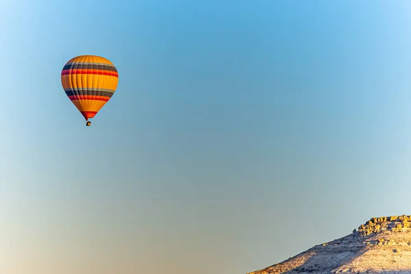 Une Montgolfière Colorée Survolant Région Cappadoce Turquie Dans Ciel Bleu — Photo