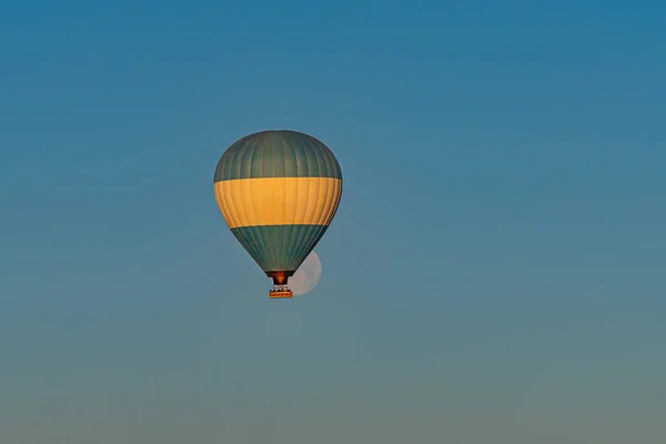 Färgglada Varmluftsballong Flyger Över Kappadokien Regionen Turkiet Blå Himmel Med — Stockfoto