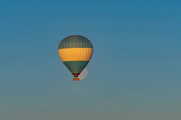 Balão Quente Colorido Sobrevoando Região Capadócia Turquia Céu Azul Com — Fotografia de Stock