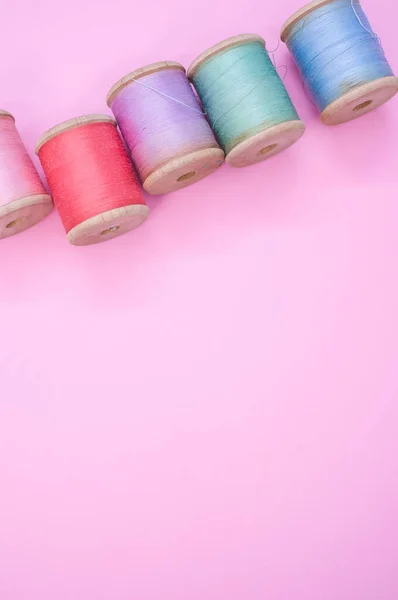 Colorido Hilo Coser Aislado Sobre Fondo Rosa Con Espacio Libre — Foto de Stock