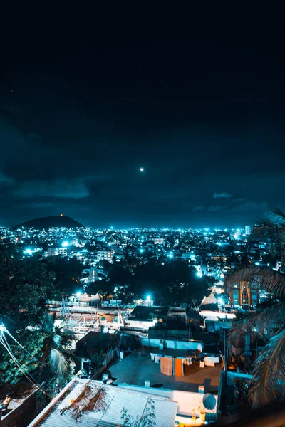 Μια Κάθετη Βολή Του Φωτός Της Πόλης Κάτω Από Νυχτερινό — Φωτογραφία Αρχείου