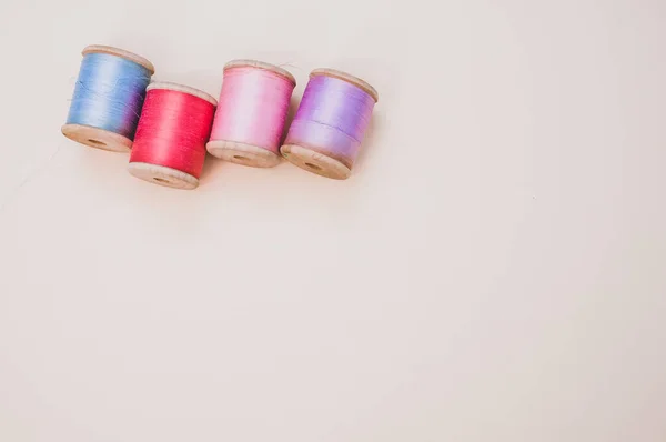 Colorido Linhas Costura Fundo Claro Com Espaço Livre Para Texto — Fotografia de Stock
