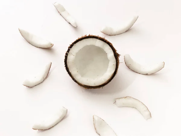 Eine Nahaufnahme Von Geschnittenen Kokosnussstücken Isoliert Auf Weißem Hintergrund — Stockfoto