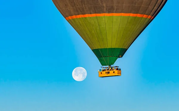 Balão Quente Colorido Sobrevoando Região Capadócia Turquia Céu Azul Com — Fotografia de Stock