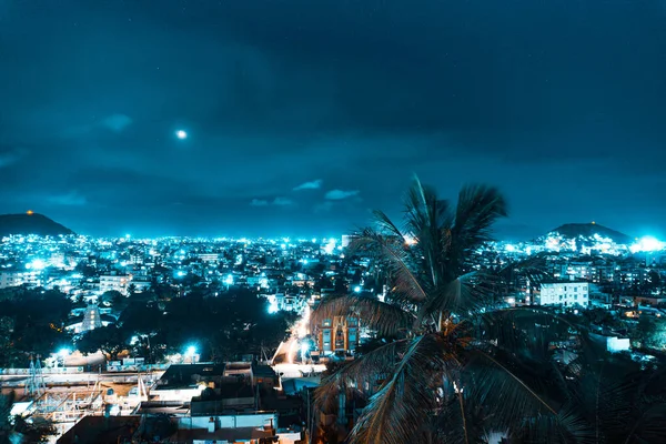 在夜空下美丽的城市光芒 — 图库照片