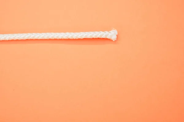 Een Bovenaanzicht Van Een Wit Kort Touw Geïsoleerd Pastel Oranje — Stockfoto
