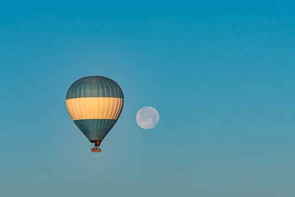 Farverige Varmluftsballon Flyver Kappadokien Regionen Tyrkiet Blå Himmel Med Fuldmåne - Stock-foto