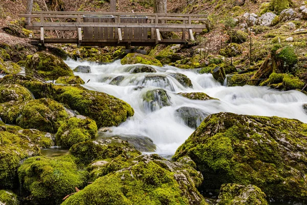 Pohled Rychlou Vodu Protékající Mechem Porostlými Skalami — Stock fotografie