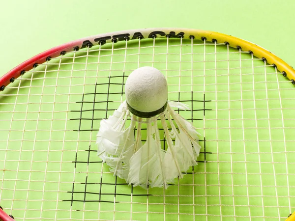 Close Badminton Uma Superfície Verde Sob Luzes — Fotografia de Stock