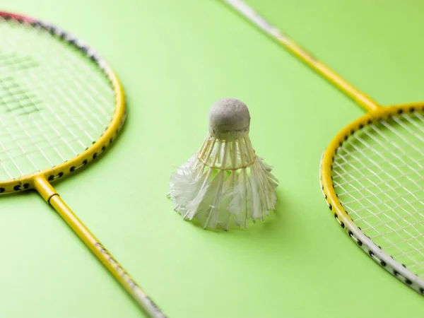 Işıkların Altında Yeşil Bir Yüzey Üzerinde Badminton Yakın Çekim — Stok fotoğraf