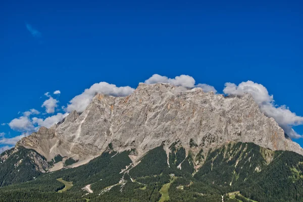 Ένα Όμορφο Τοπίο Ένα Ψηλό Βουνό Φόντο Γαλάζιου Ουρανού — Φωτογραφία Αρχείου