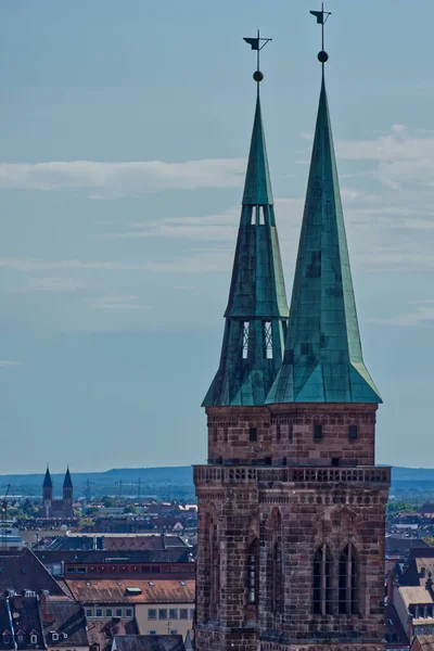 Vertikal Bild Ett Torn Blå Himmel Bakgrund Nürnberg Stad Tyskland — Stockfoto