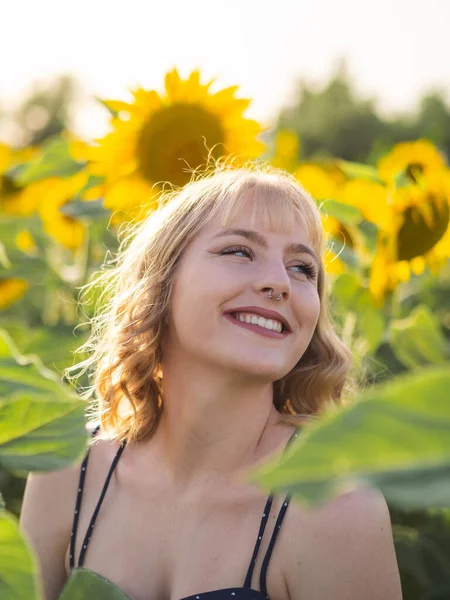 Portret Szczęśliwej Blondynki Odwracającej Wzrok Pozującej Polu Słoneczników — Zdjęcie stockowe