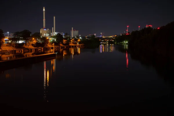 Riflesso Delle Luci Della Città Sul Canale Catturato Nig Chiaro — Foto Stock