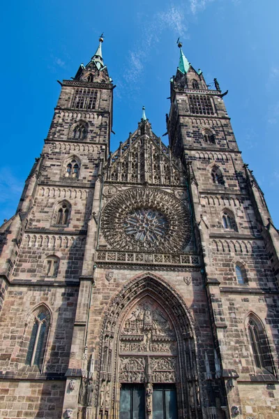 Een Verticale Opname Van Middeleeuwse Kerk Van Lorenz Blauwe Hemel — Stockfoto